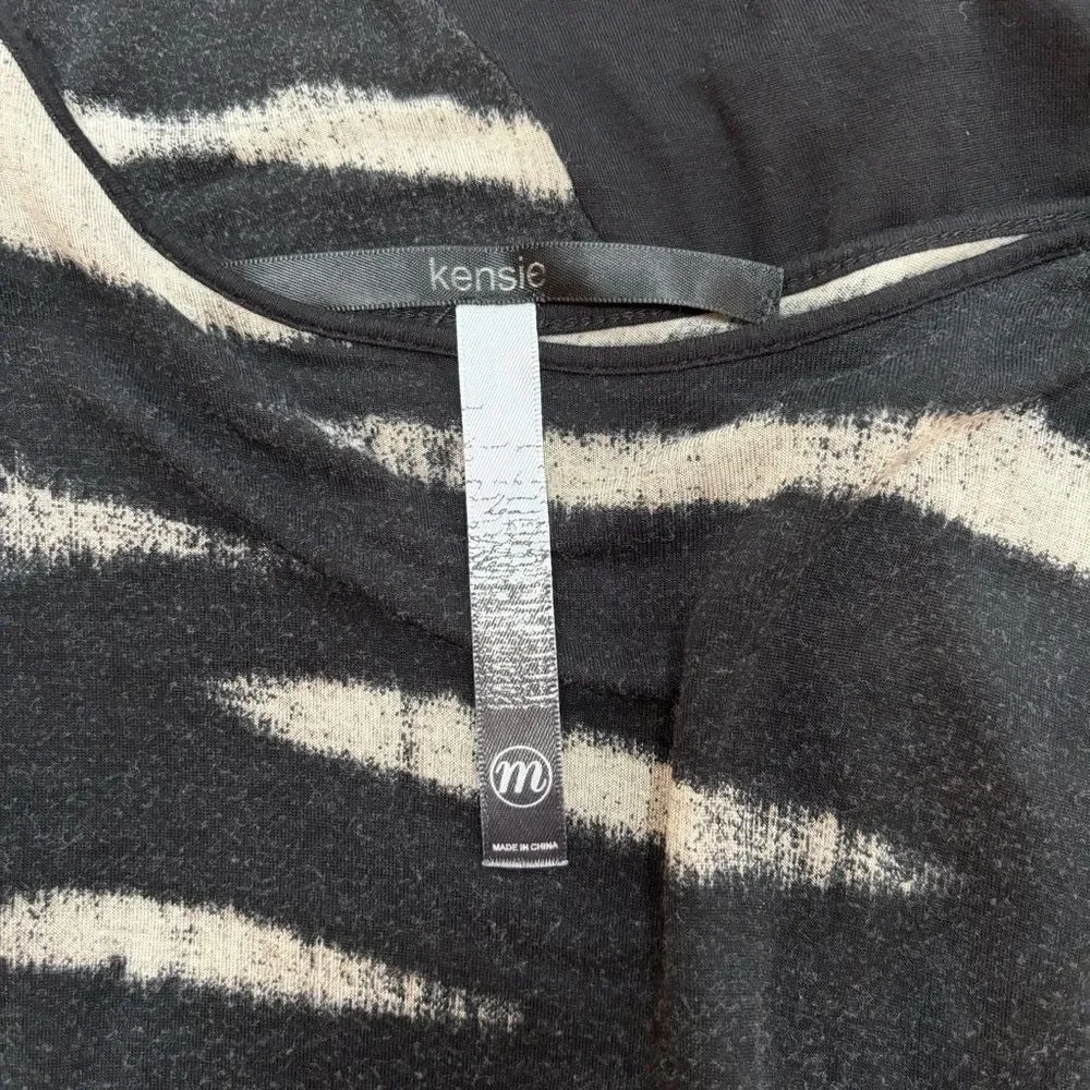 Kensie Abstract Print Short Sleeve Top – Size M - Picture 4 of 4